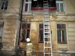 На Дворянкой горела квартира: эвакуировали 10 человек