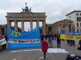 "Стоп Путин, стоп война": в Берлине провели акцию против оккупации Крыма Россией
