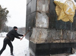 Во Львове с третьей попытки демонтировали Монумент Славы