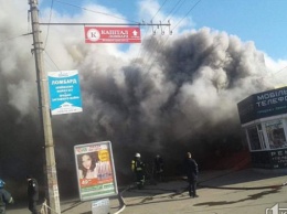 Жуткие кадры: В Кривом Роге горят склады возле рынка