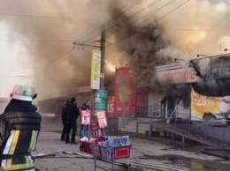 В Кривом Роге вспыхнул масштабный пожар на центральном рынке