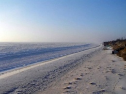 Гуляющих по пляжу в Кирилловке хватает даже в холодное время года (видео)
