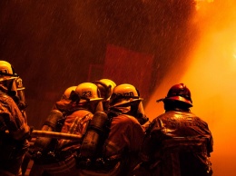 Масштабный пожар охватил дома под Киевом: "люди выбежали в чем были"