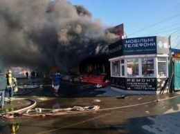 В Кривом Роге горел рынок, огонь тушили более трех часов (обновлено)