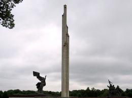 В Латвии инициатива о демонтаже памятника Победы в Риге набрала 10 тыс. подписей и будет передана в парламент