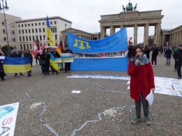 LIBERATECRIMEA: крымскотатарский флаг развернули на акции за деоккупацию Крыма в Берлине