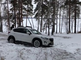 «Кореец едет, Мазда стоит»: Блогеры испытали KIA Sportage и Mazda CX-5 на заснеженном бездорожье