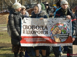 Митинг возле Одесской ОГА: горожане требуют пускать непривитых детей в школы