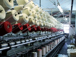 В КНДР работница ткацкой фабрики выполнила годовой план за два месяца