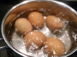 Когда варишь яйца, надо обязательно добавить в воду щепотку соды