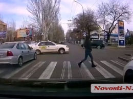 В Николаеве водитель «Опеля» едва не спровоцировал ДТП и ударил таксиста. ВИДЕО