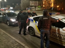 В Киеве за взятки задержали двух офицеров полиции