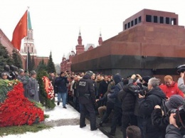 "Гори в аду, палач народа, убийца женщин и детей": у могилы Сталина задержали активистов