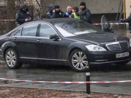 В Киеве застрелен водитель Mercedes. СМИ сообщили, что стрелок был в полицейской форме