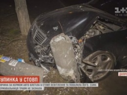 В Днепре пьяная женщина врезалась на автомобиле в столб (ВИДЕО)