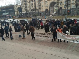 Парковщики вышли на митинг в центре Киева