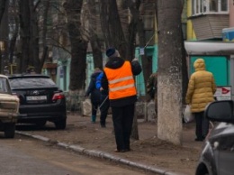К приезду Порошенко в Днепре моют дороги и деревья