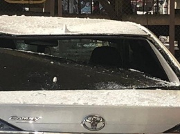 Неубранный с крыши снег разбил машину мэра Якутска