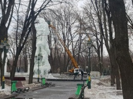 В центре Харькова демонтируют арт-объект (фото)