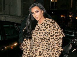 Ким Кардашьян в винтажном леопардовом комбинезоне на улице Парижа