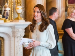 В роскошных светлых нарядах: Меган Маркл и Кейт Миддлтон на приеме в Букингемском дворце
