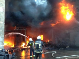 В Днепропетровской области горит завод по изготовлению пластмасс: местных жителей предупредили об опасности