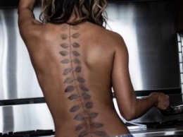 Холли Берри сделала татуировку на всю спину (фото)