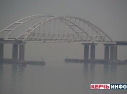 ''Завис в воздухе'': опубликованы свежие фото Крымского моста