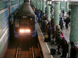 "Невидимый" труп три часа пролежал у входа в метро: "думали, спит"