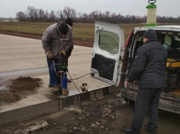 На Полтавщине проверяют прочность первой в Украине бетонной дороги (фото)