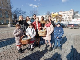 В Днепре юные натуралисты раздали прохожим полтысячи искусственных крокусов, чтобы привлечь внимание к сохранению первоцветов