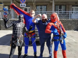Альпинисты Днепра порадовали больных детишек, прилетев в костюмах супергероев