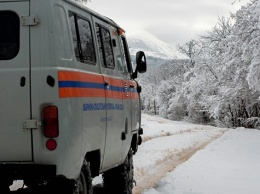 Спасатели на Чатыр-Даге вытащили из снега внедорожник