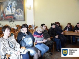 Заседание Львовского горсовета перенесли из-за блокирования зала недовольными реформой стоматологами