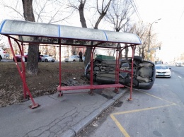 В Киеве автомобиль снес остановку