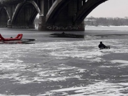 В Гостомеле трое мужчин едва не утонули подо льдом