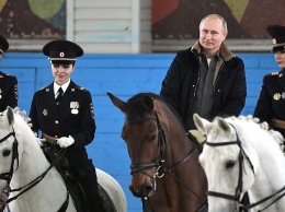 Путин поздравил девушек из столичной конной полиции с 8 марта