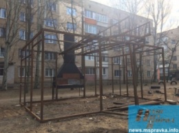 Мелитопольские бизнесмены "подсуетились" и рядом со сквером обустроили мангал (фото)