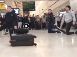 Флешмоб: артисты одесского Оперного устроили танец Фурий в аэропорту Нью-Йорка