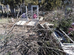 Захоронение родственников керчанки на центральном кладбище годами закидывают мусором