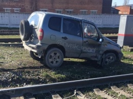 В Новороссийске поезд протаранил военный внедорожник