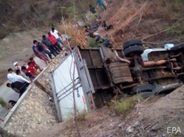 В Мексике перевернулся грузовик с мигрантами, погибли 25 человек, десятки раненных
