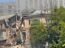 В Донецке из-за мощного взрыва разрушена часть жилого здания: есть пострадавшие (фото)