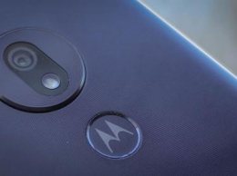 Motorola в Razr V4 скопировала идею российского смартфона YotaPhone с 2 экранами