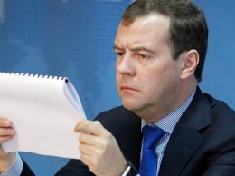 Нераздупленный Медведев оконфузился и не сумел поздравить женщин с 8 Марта (ВИДЕО)