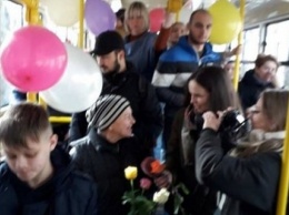 Одесситкам в трамвае дарили цветы (ФОТО)