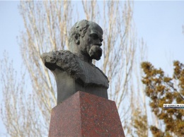 В Керчи возложили цветы к памятнику Тарасу Шевченко