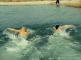 На Горячке устроили соревнования по плаванию в ледяной воде (видео)