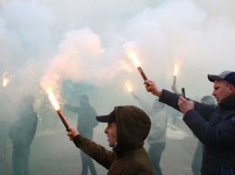 "Гремят взрывы, все в дыму": масштабная акция протеста под Администрацией президента в Киеве