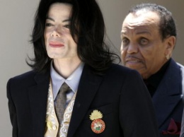 Майкл Джексон снова становится обвиняемым судебного разбирательства от 2005 года